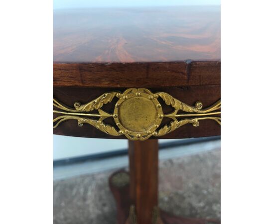 Round table veneered in walnut briar. Napoleon III period.     