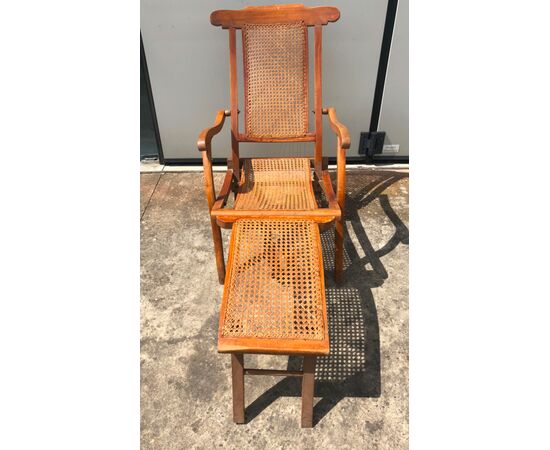 Chaise longue armchair in folding walnut.     