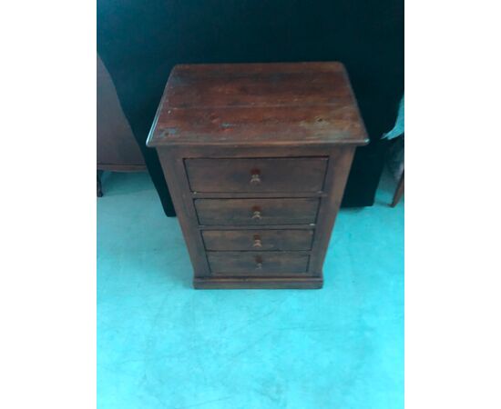 Chest of drawers with 4 drawers in chestnut wood.     
