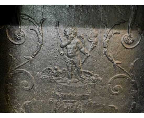 p12 - cast iron plate with Cupid, measuring cm l 73 xh 73     