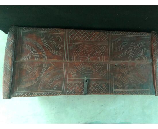Piccola cassapanca in legno di noce con decori geometrici incisi.Friuli.