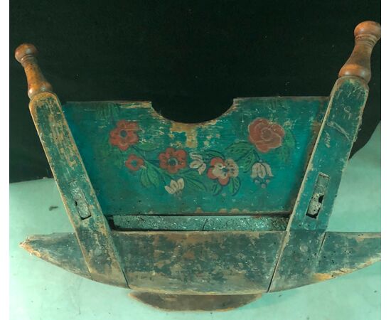 Cradle in lacquered wood with floral decorations. Friuli.     