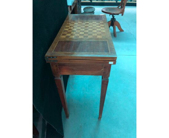 Tavolino da gioco in ciliegio intarsiato con altri legni ( palissandro e altro).