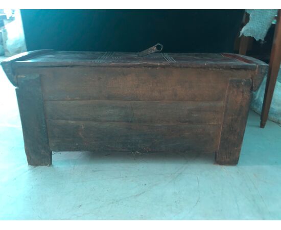 Small chest in walnut lectern with engraved geometric decorations. Friuli.     
