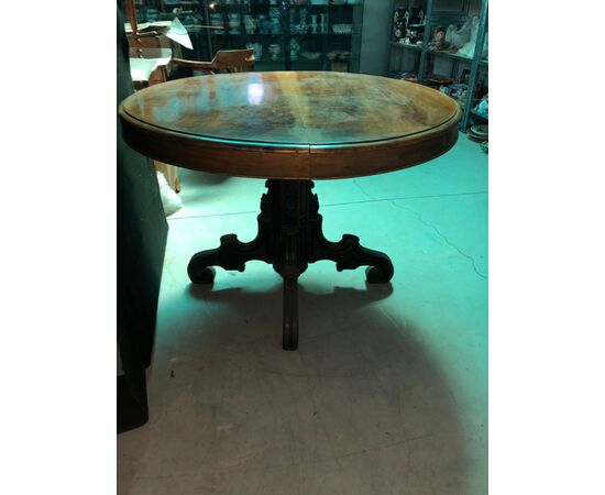 Round walnut table with central leg and four feet. Luigi Filippo period.     