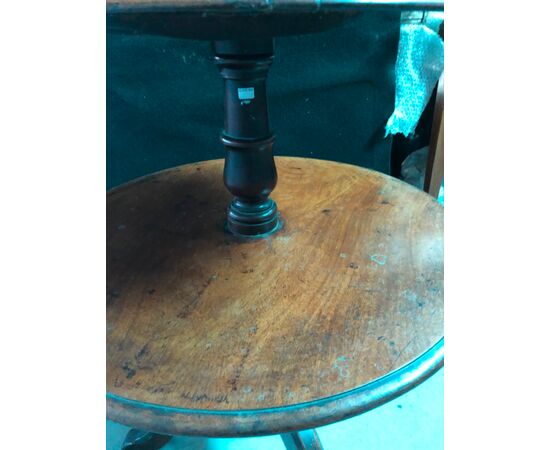 Tavolino Gueridon in legno di noce a due ripiani e tre piedini.