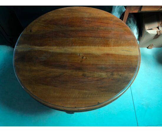 Round walnut table with central leg and four feet. Luigi Filippo period.     
