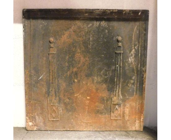 p02 - small cast iron plate with two columns, measuring cm l 49 xh 49     