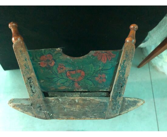 Cradle in lacquered wood with floral decorations. Friuli.     