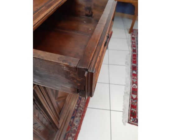 Lombard sideboard in walnut from the 17th century     