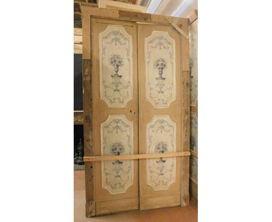 pts707 - n. 7 painted doors, XVIII century, measures cm l 130 xh 240/245     