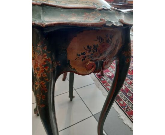 Tavolino da lavoro veneziano laccato 