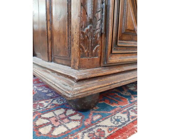 Lombard sideboard in walnut from the 17th century     