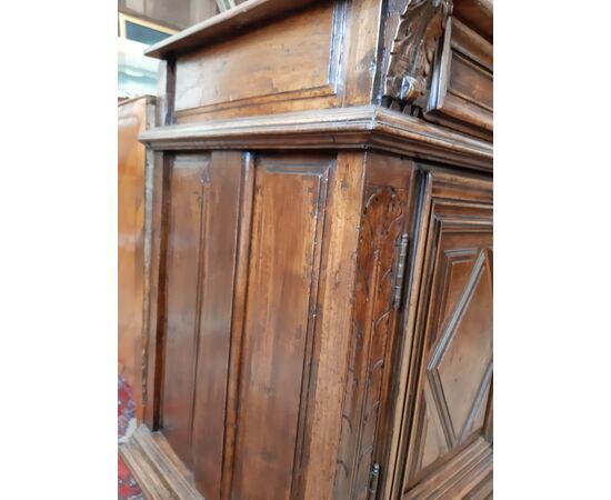 Lombard sideboard in walnut from the 17th century     