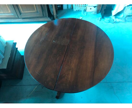Extendable round table in walnut with central leg and 3 feet. Liguria.     