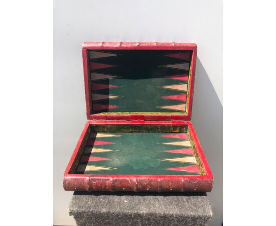Scatola a forma di coppia di libri in legno rivestita in cuoio con all’interno gioco backgammon.