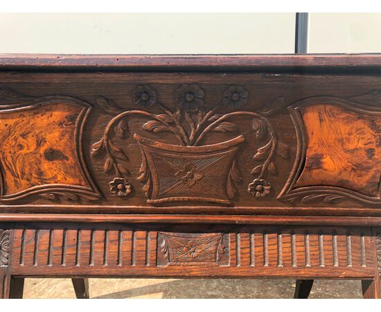 Flour sideboard in carved oak with floral decorations and briar inserts.     