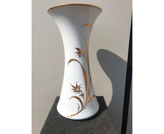 Grande vaso a tromba in porcellana tedesca dipinto a mano in Italia con decoro floreale in oro.Firmato.
