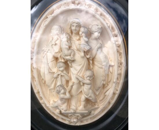 Bassorilievo in schiuma di mare ( magnesite ) raffigurante allegoria della Virtù’,Fede,Speranza,Carità’.Francia.