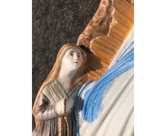 Acquasantiera in porcellana bisquit con figura di Madonna e beata.