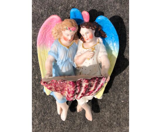 Acquasantiera in porcellana bisquit con coppia di angeli.Francia.