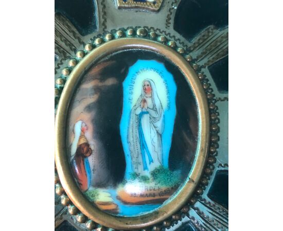 Acquasantiera in pietra lavagna con croce in bronzo e smalti con figura di Madonna di Lourdes.Francia.