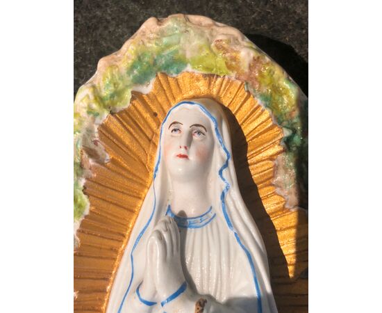 Acquasantiera in porcellana bisquit con figura di Madonna e beata.