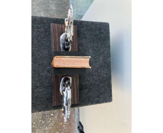 Coppia di fermalibri in metallo e legno raffiguranti cavalli stile art-d’eco’.