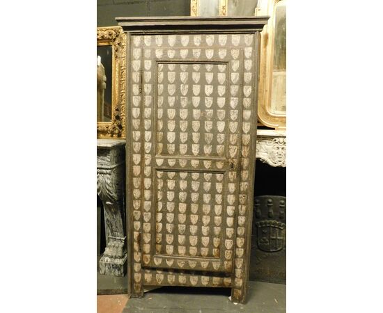 stip212 - lacquered wall cabinet, 18th century, cm l 80 xh 180     
