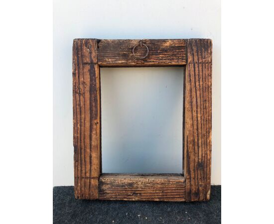 Frame in carved and ebonized wood.     