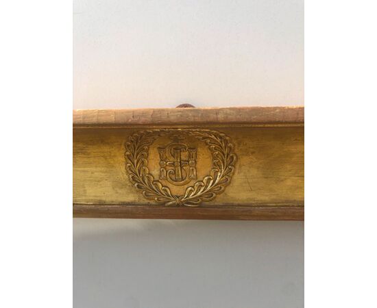 Cornice in legno intagliato e dorato con dettagli rocaille e simboli Mariani in pastiglia.
