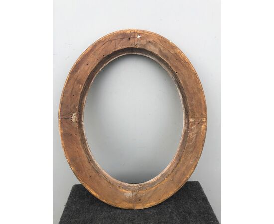 Frame in carved wood and gold leaf with floral motifs.     
