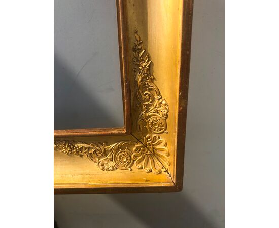 Carved and gilded wooden frame with rocaille details and Marian symbols in pastille.     