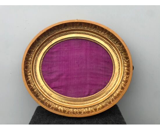 Carved and gilded wooden frame with removable lid.     