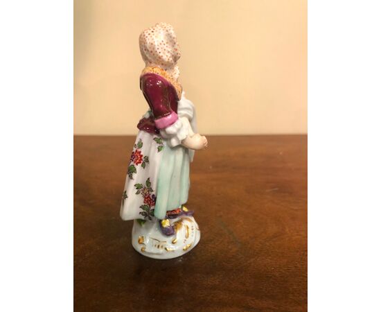 Porcelain figurine with a female figure. Meissen.     