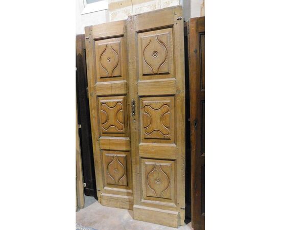ptci254 door in carved walnut, 17th century, meas. cm l 114 xh 215     