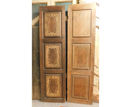 pti673 - walnut door with two wings, eighteenth century, measuring cm l 121 xh 233     