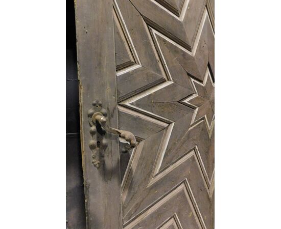pti672 - nineteenth-century carved larch door, measuring 110 x 213 cm     