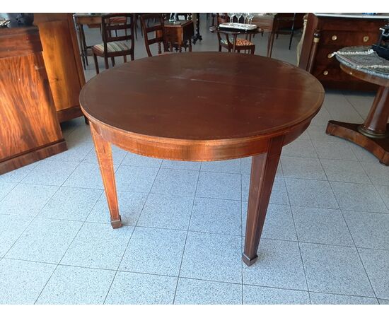 Extendable oval table     