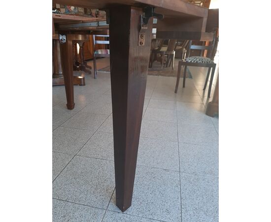 Extendable oval table     