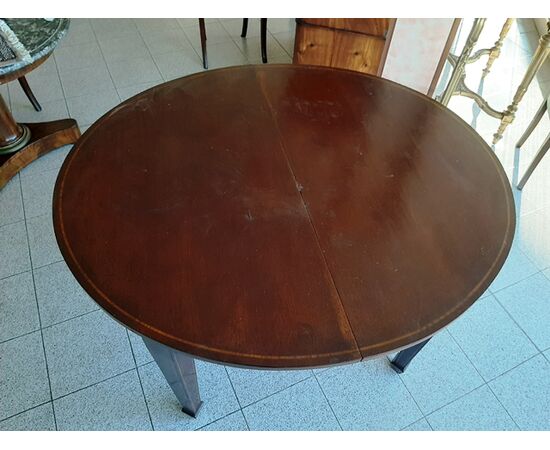 Extendable oval table     