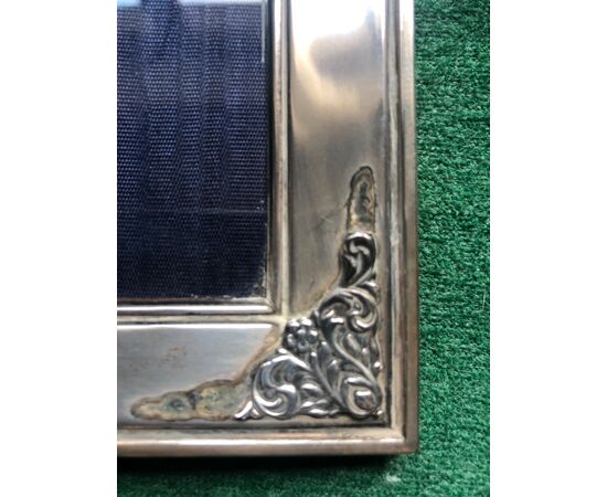 Cornice portaritratti in argento con dettagli a decoro vegetale stilizzato.Italia.