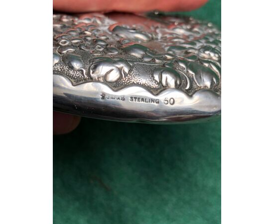 Specchio in argento con motivi floreali e rocaille.Punzone Sterling.Stati Uniti.