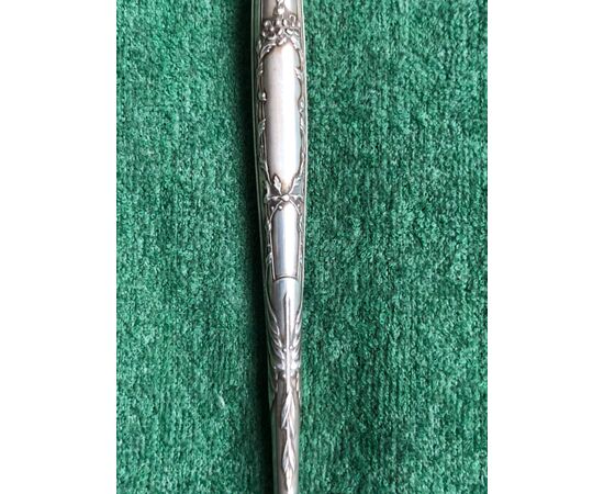 Penna in argento con decori vegetali art nouveau in rilievo.