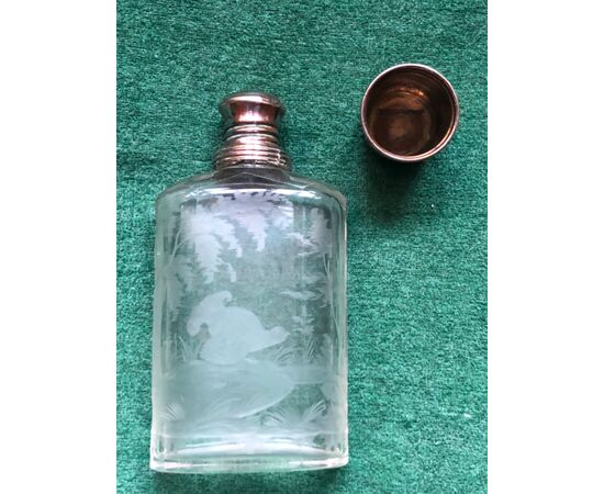 Bottiglietta da liquore da ‘viaggio’ in cristallo trasparente molato con scena di Gallo cedrone.Boemia.
