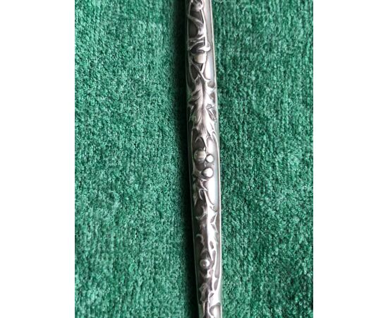 Penna in argento con decori vegetali a foglia di quercia in stile art nouveau  in rilievo.