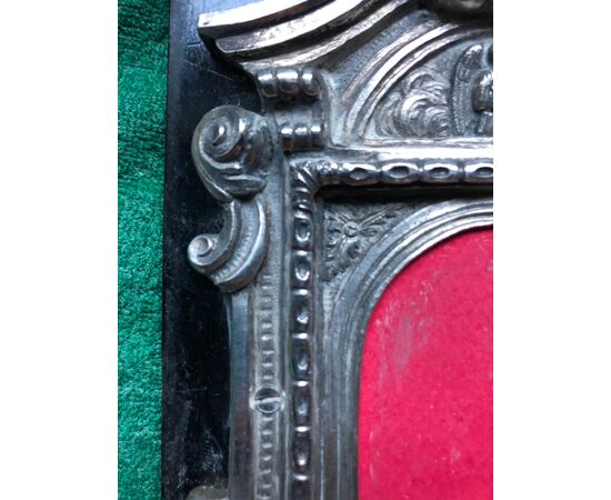 ‘Pace-edicola’in argento e lapislazzuli con decoro rocaille e angelo,montata a portaritratti su base di legno ebanizzato.Sicilia.