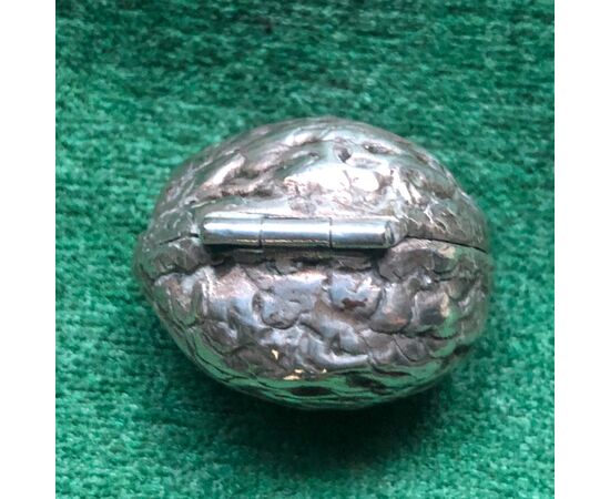 Scatolina porta-pillole in argento a forma di noce.Londra 1901.