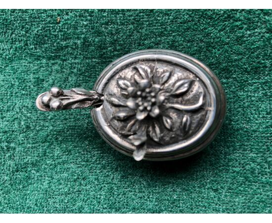 Salsiera ‘mignon’ in argento con decori geometrici e floreali.Italia.