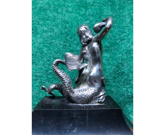 Figura di sirena in argento  con coda biforcuta che regge una conchiglia.Base in ebano.